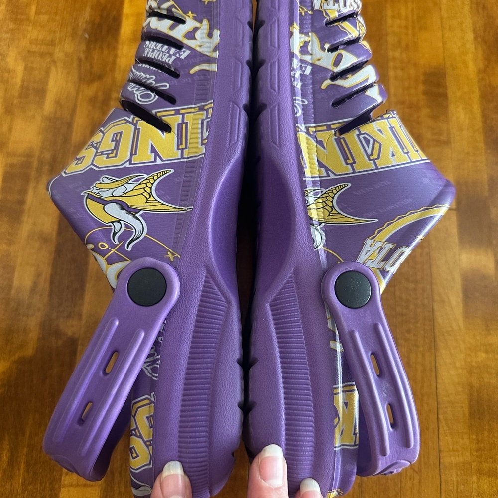 FOCO Minnesota Vikings Purple Graphic Clog Shoes sz.S(7-8) - Picture 5 of 9